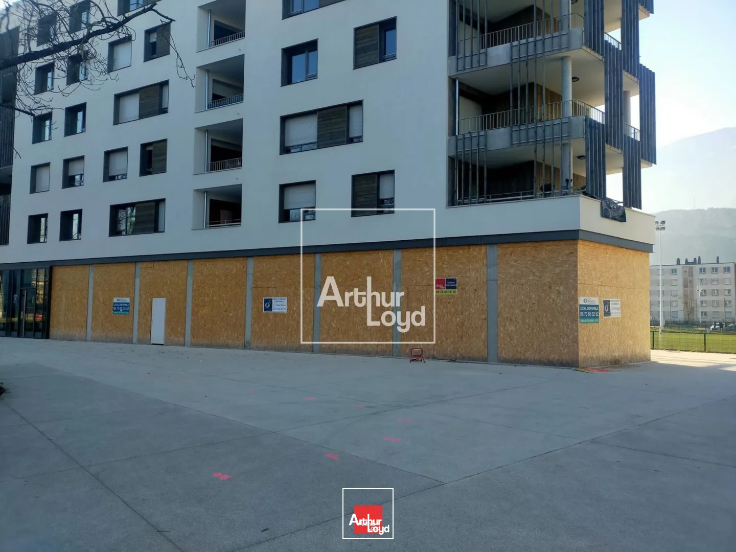 LOCAL COMMERCIAL 235 M² A LOUER BRUT DE BETON PONT DE CLAIX TERRASSE