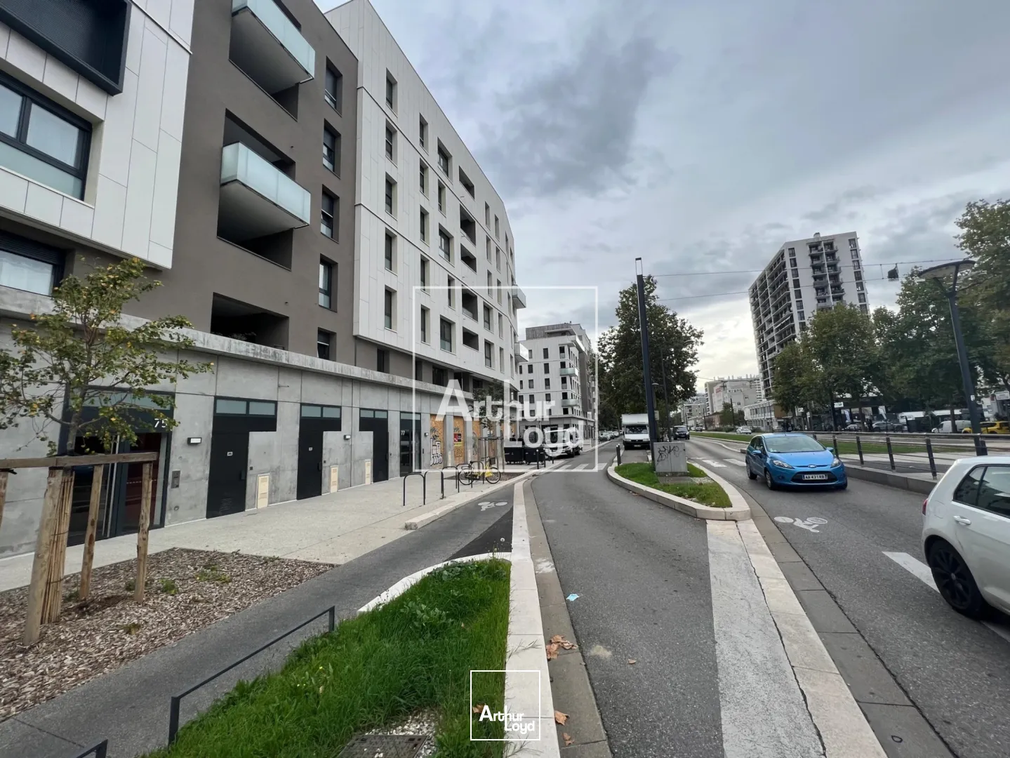 LOCAL COMMERCIAL NEUF 76 m² A LOUER GRENOBLE COURS DE LA LIBERATION 