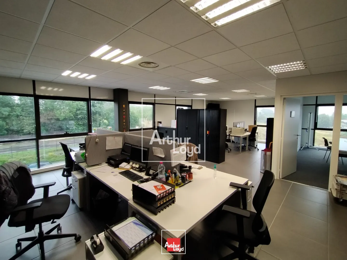 bureau a louer VOIRON parvis 3 avec parking 106m²