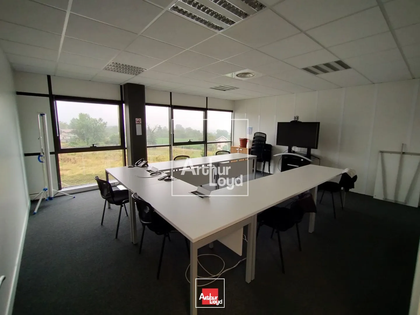 bureau a louer VOIRON parvis 3 avec parking 106m²