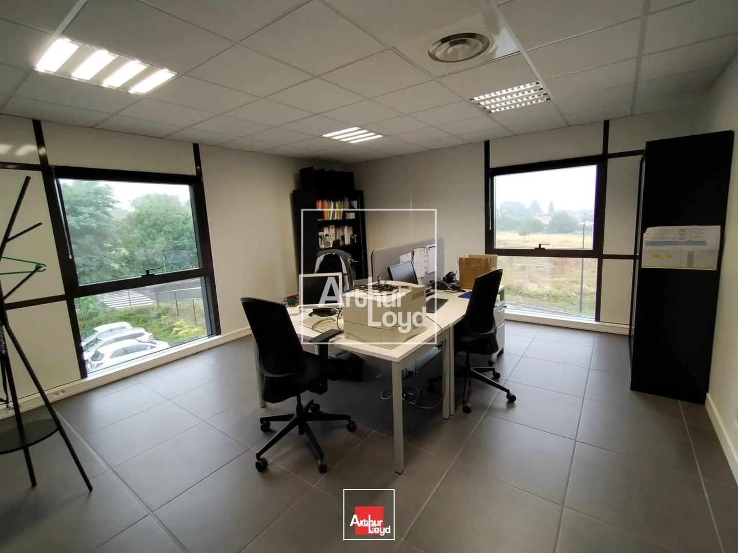 bureau a louer VOIRON parvis 3 avec parking 106m²