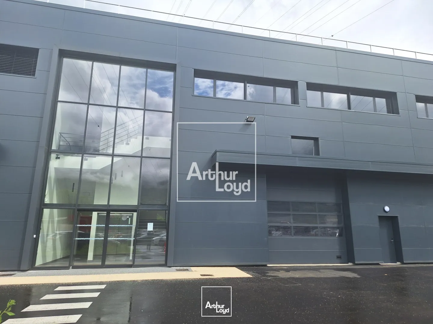 BUREAUX A LOUER VARCES AVEC TERRASSE BELLE VISIBILITE