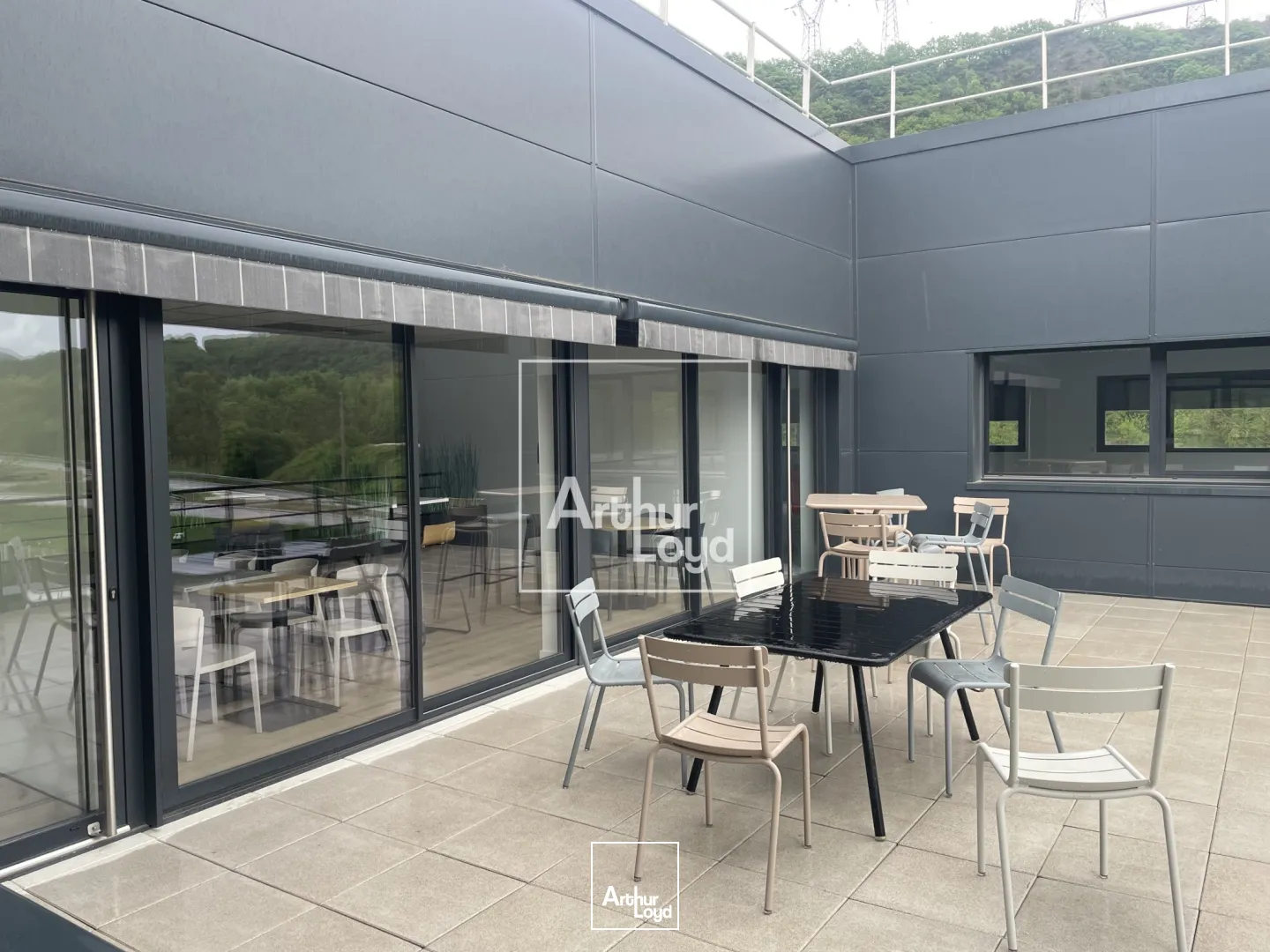 BUREAUX A LOUER VARCES AVEC TERRASSE BELLE VISIBILITE