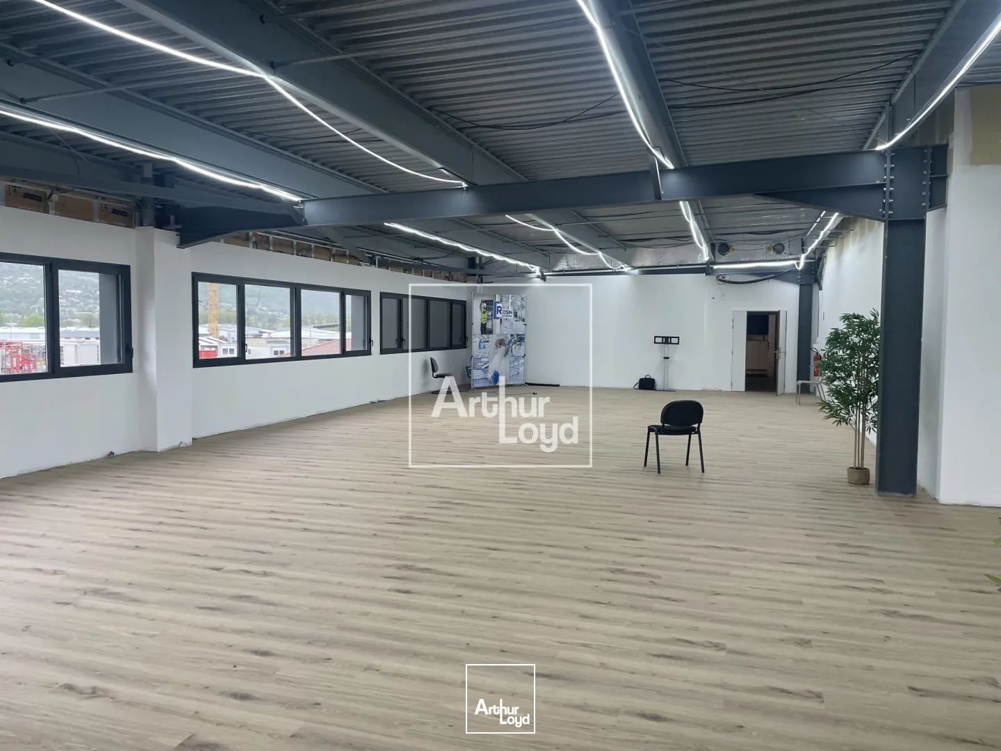 BUREAUX A LOUER VARCES AVEC TERRASSE BELLE VISIBILITE