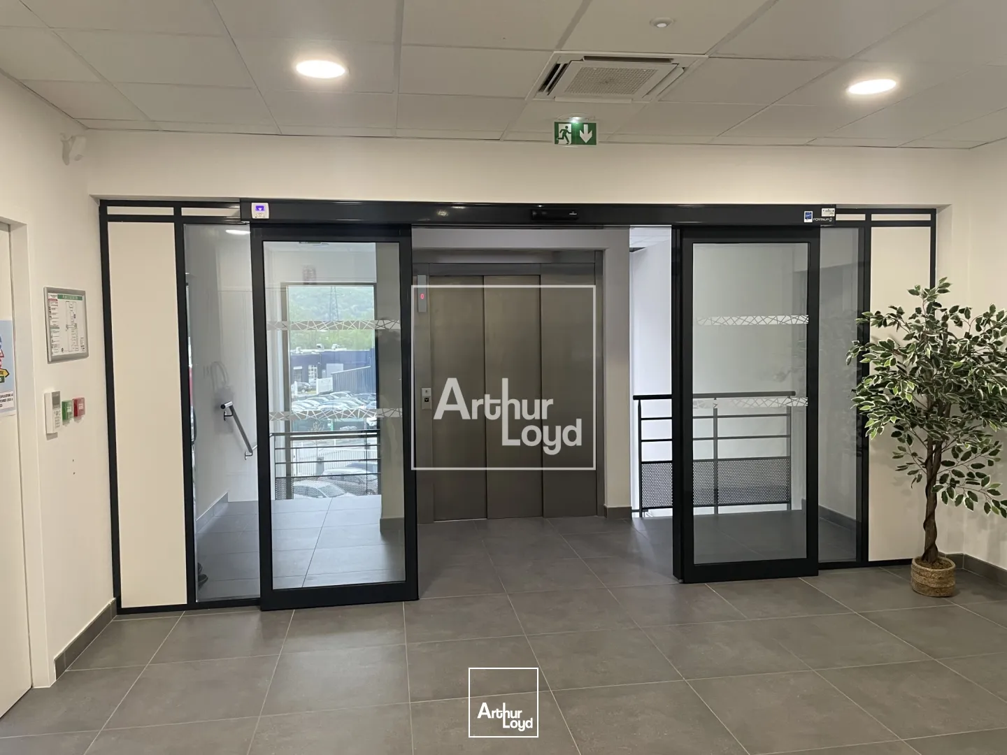 BUREAUX A LOUER VARCES AVEC TERRASSE BELLE VISIBILITE