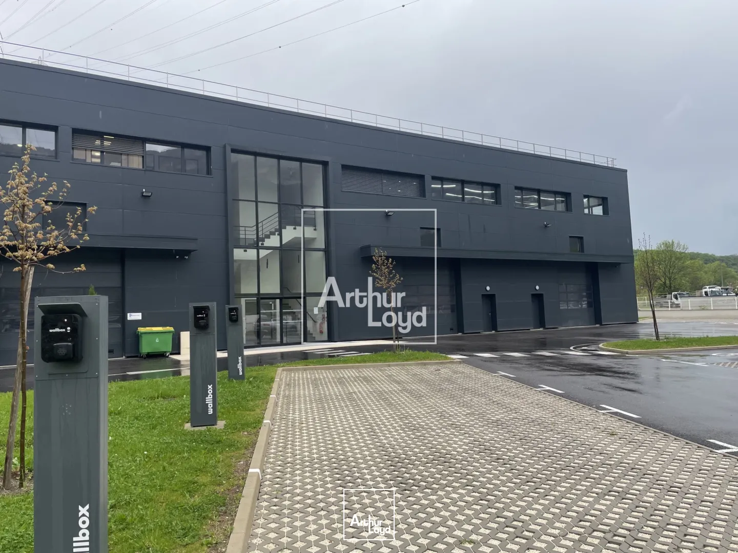 BUREAUX A LOUER VARCES AVEC TERRASSE BELLE VISIBILITE