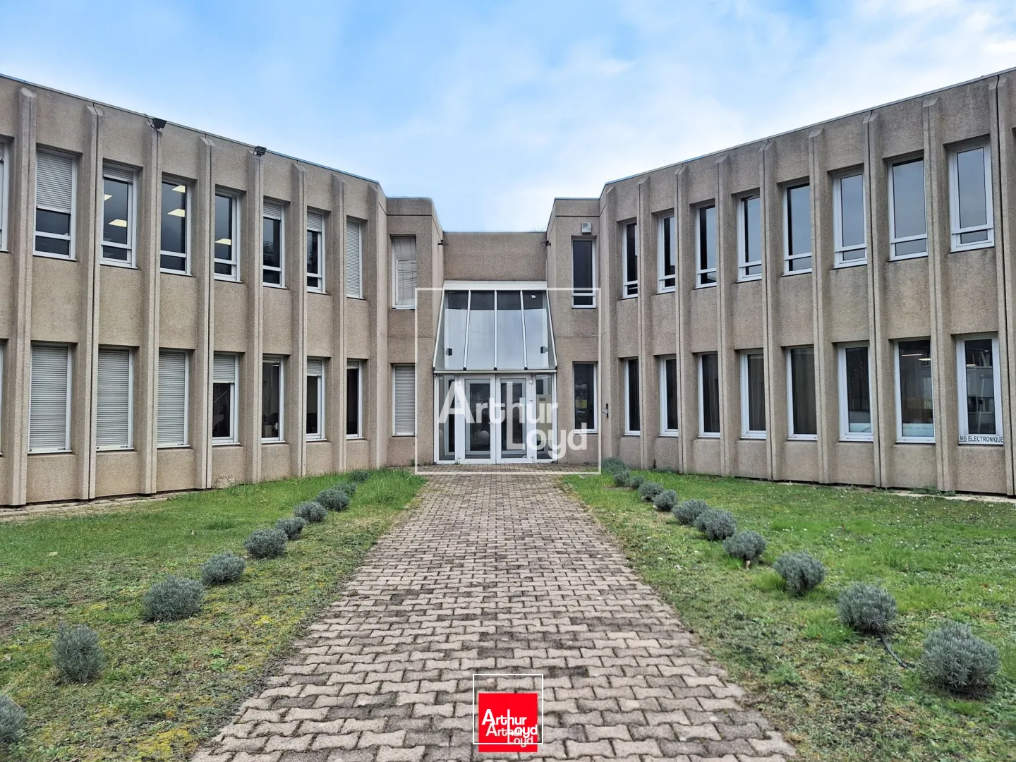 DEUX BUREAUX A LOUER VEUREY VOROIZE - 157 m² et 340 m²