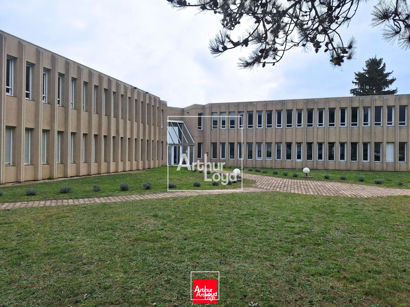 DEUX BUREAUX A LOUER VEUREY VOROIZE - 157 m² et 340 m²