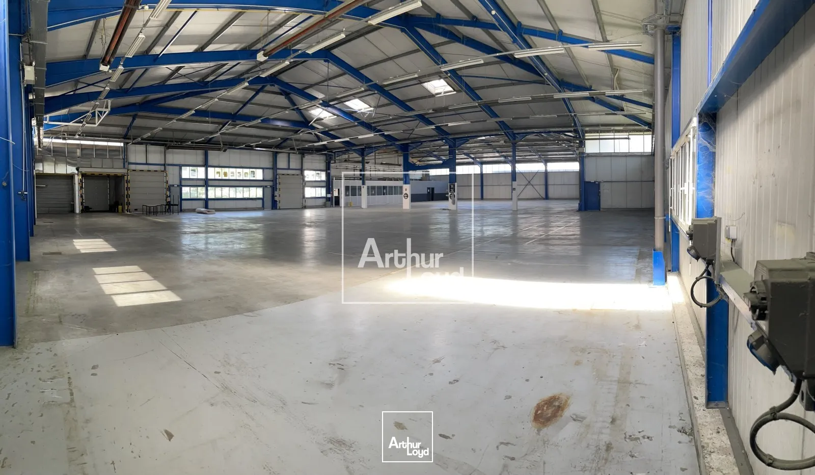 bâtiment d'activité 2411 m² environ - central, visible, fonctionnel.