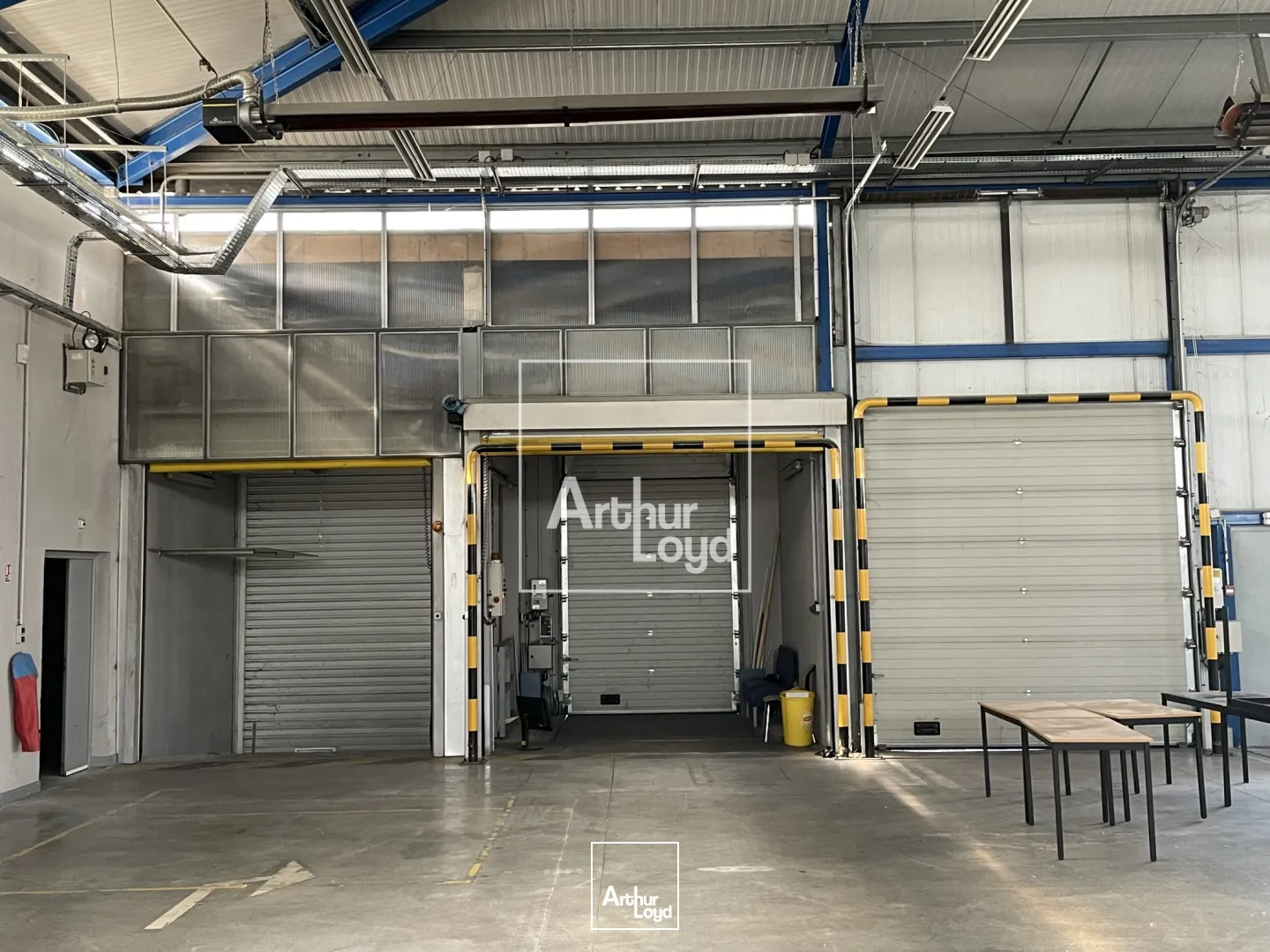 bâtiment d'activité 2411 m² environ - central, visible, fonctionnel.