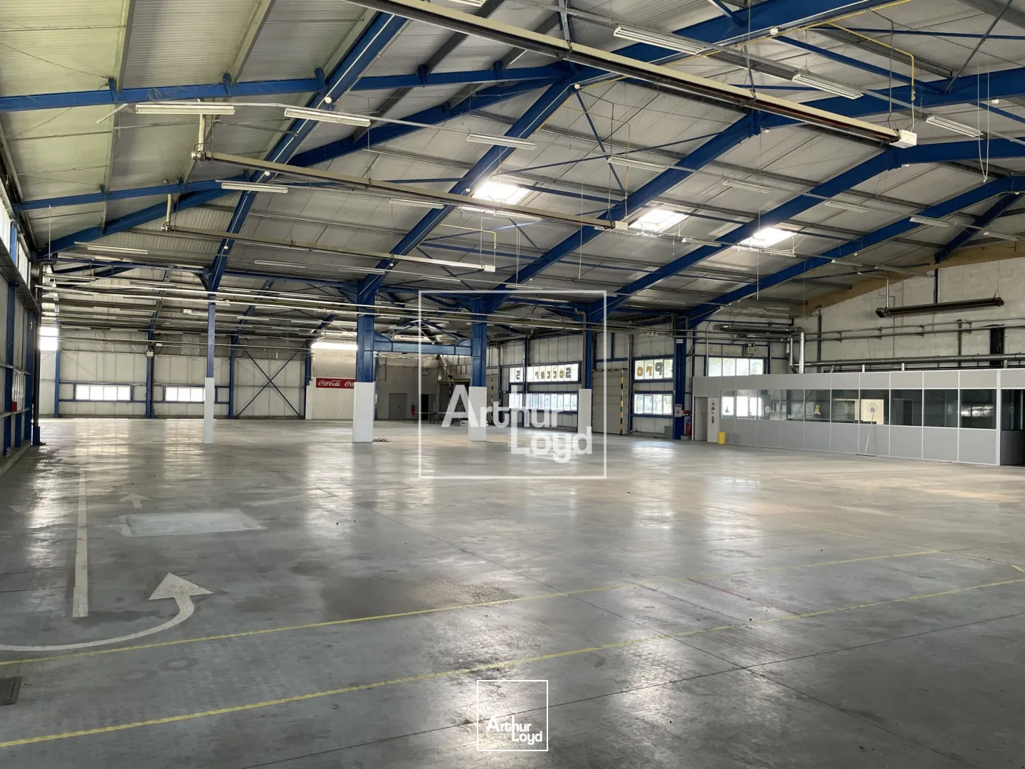 bâtiment d'activité 2411 m² environ - central, visible, fonctionnel.