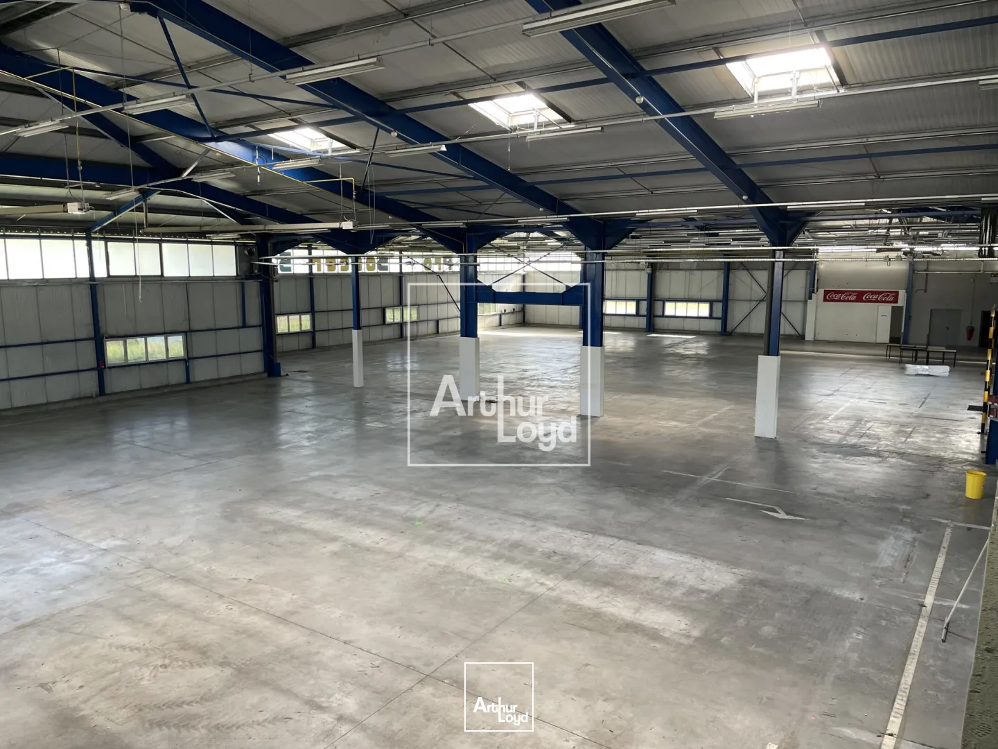 bâtiment d'activité 2411 m² environ - central, visible, fonctionnel.