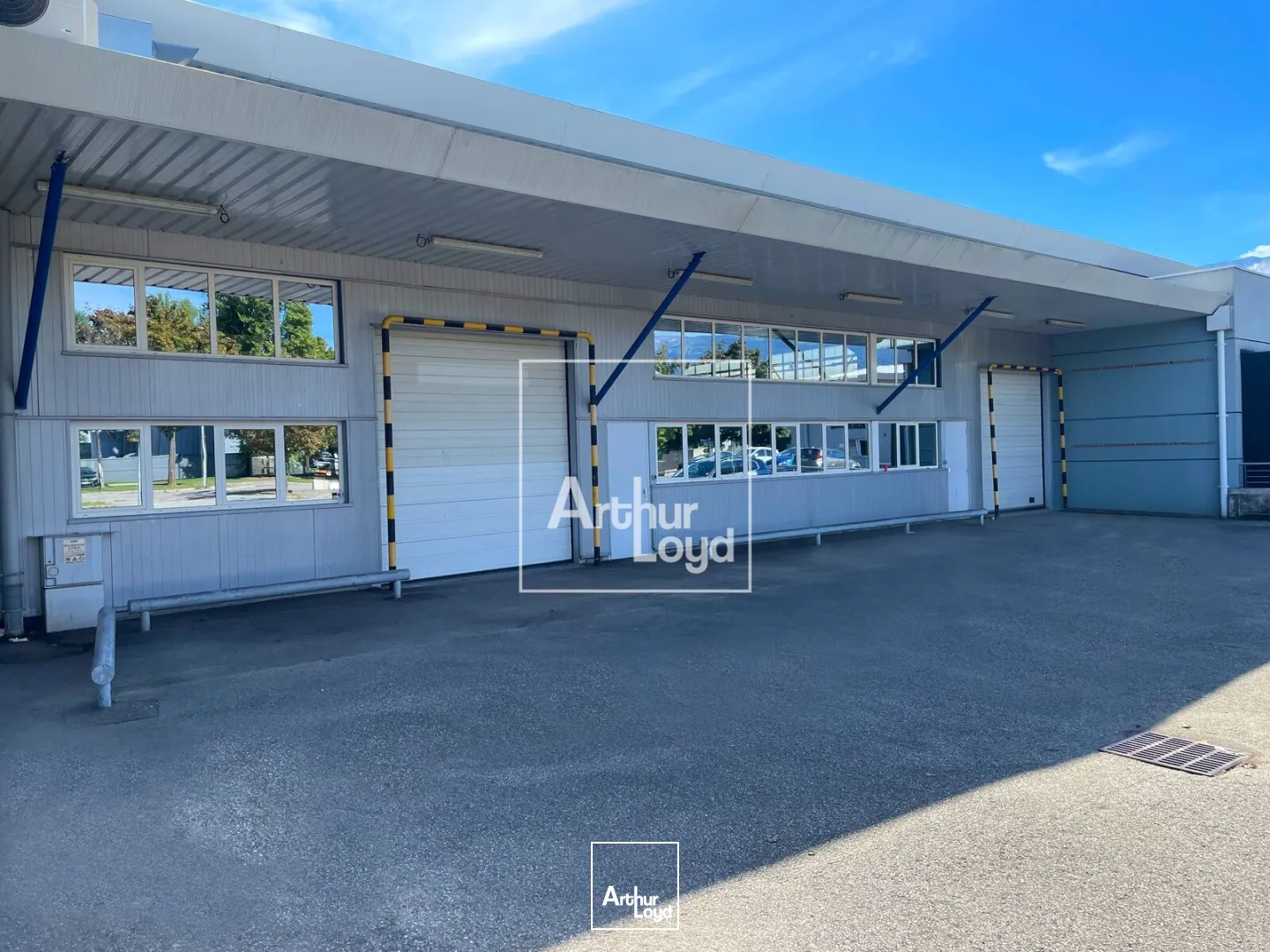 bâtiment d'activité 2411 m² environ - central, visible, fonctionnel.