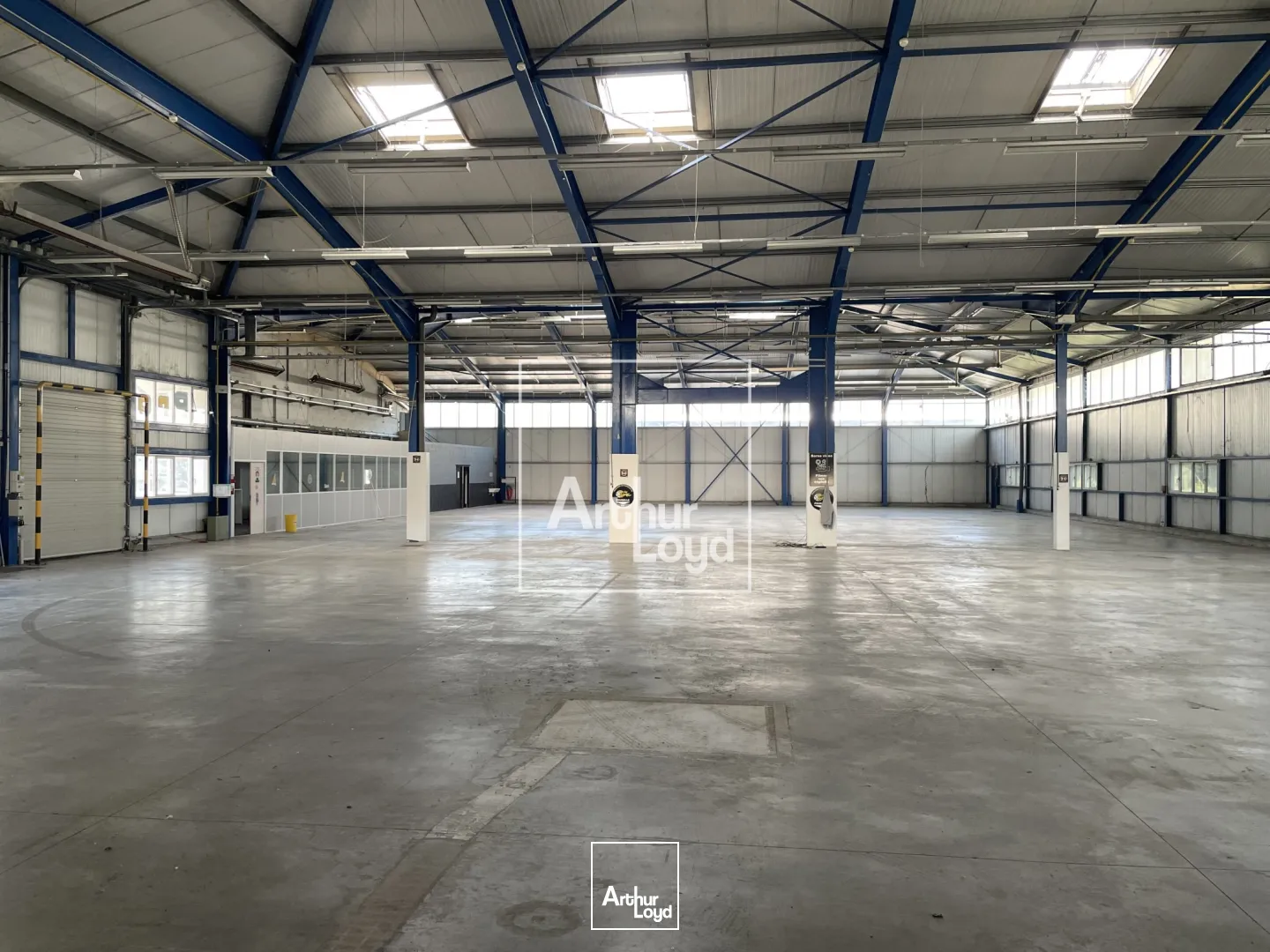 bâtiment d'activité 2411 m² environ - central, visible, fonctionnel.