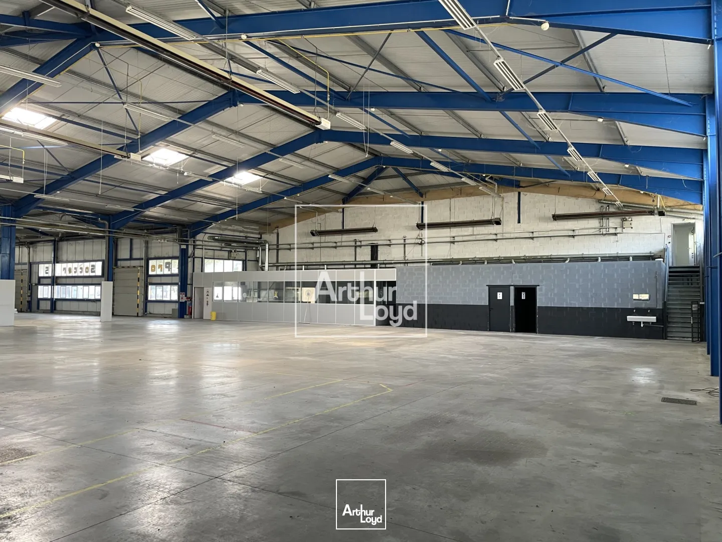 bâtiment d'activité 2411 m² environ - central, visible, fonctionnel.