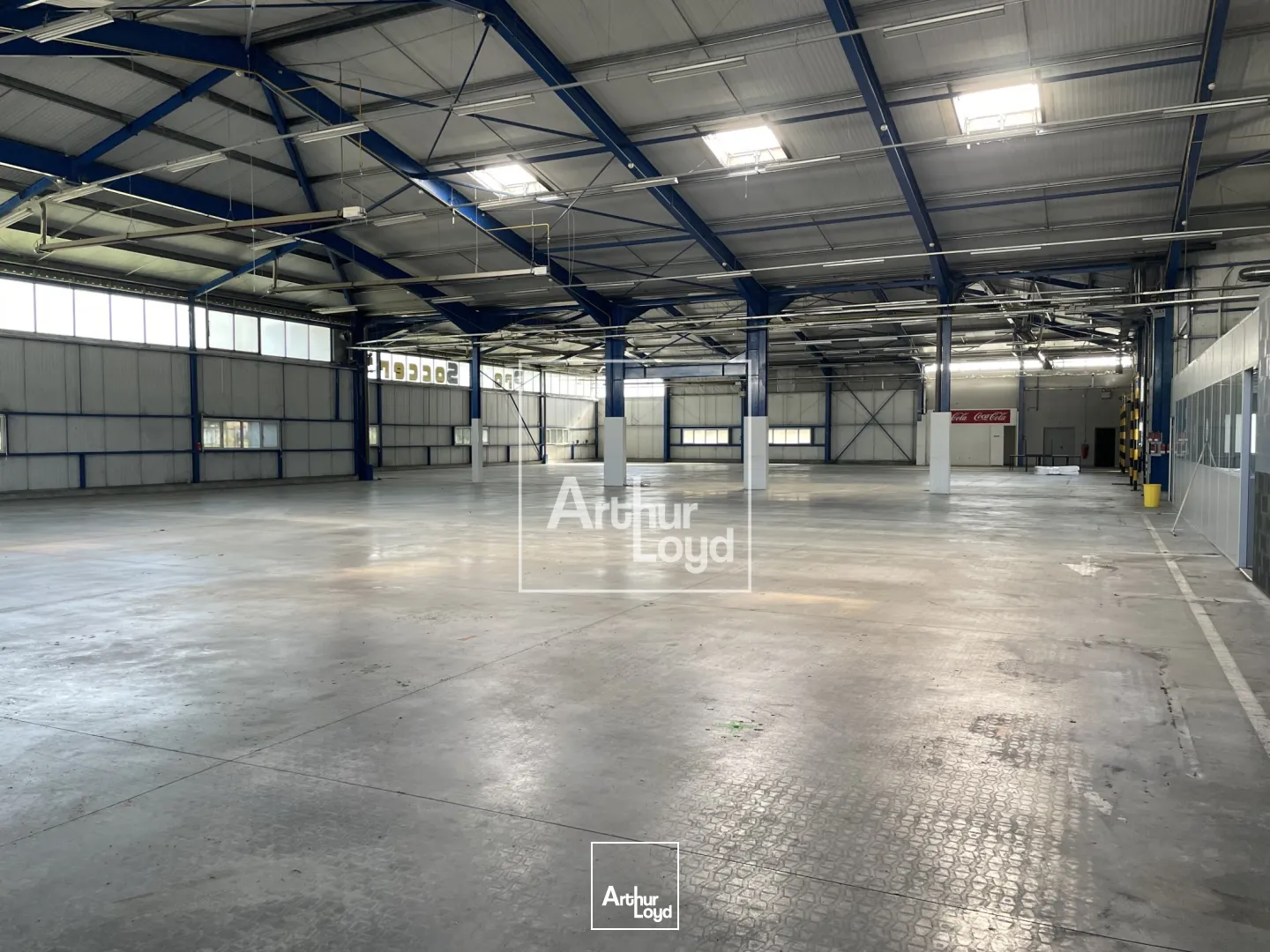 bâtiment d'activité 2411 m² environ - central, visible, fonctionnel.