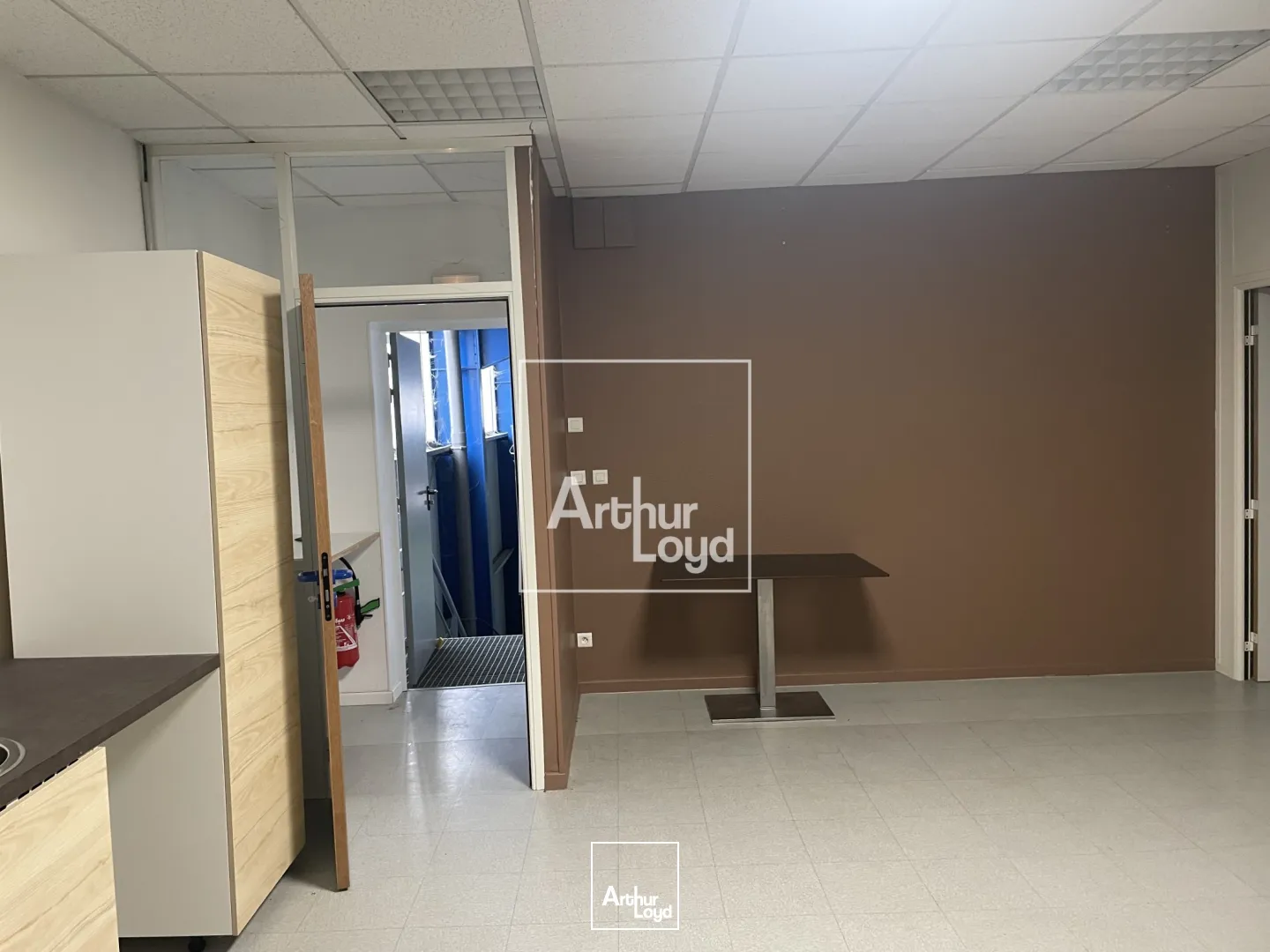 bâtiment d'activité 2411 m² environ - central, visible, fonctionnel.