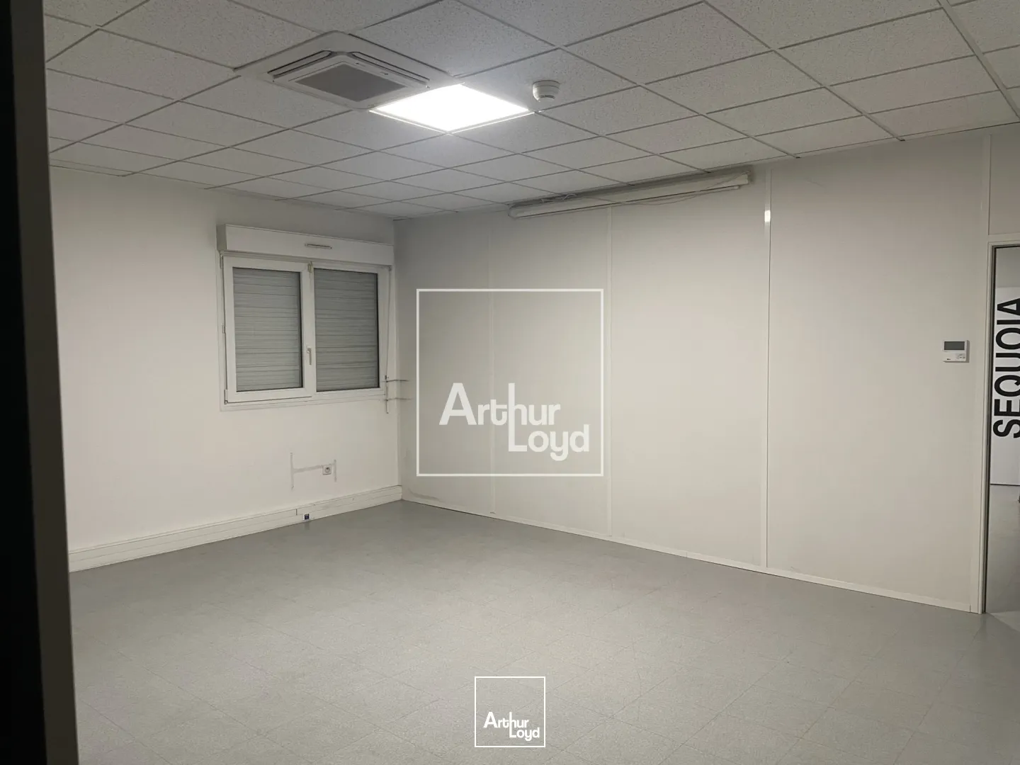 bâtiment d'activité 2411 m² environ - central, visible, fonctionnel.