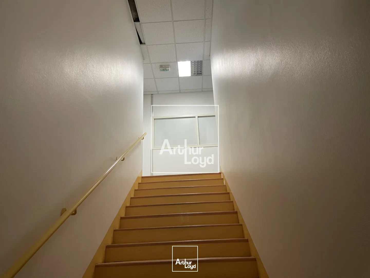 bâtiment d'activité 2411 m² environ - central, visible, fonctionnel.