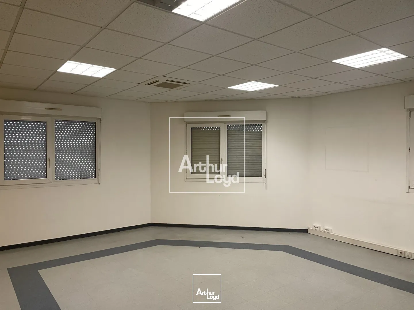 bâtiment d'activité 2411 m² environ - central, visible, fonctionnel.