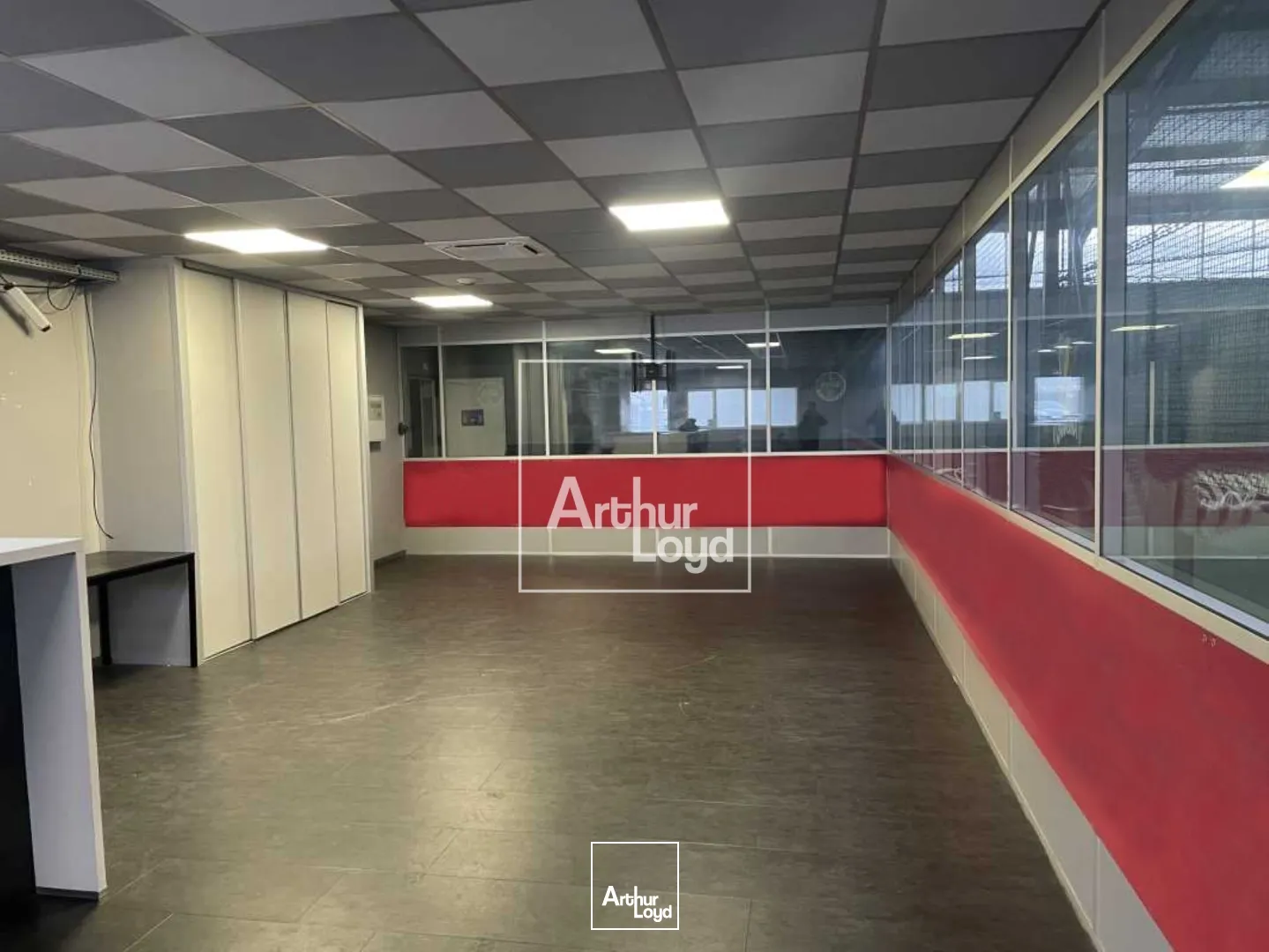 bâtiment d'activité 2411 m² environ - central, visible, fonctionnel.