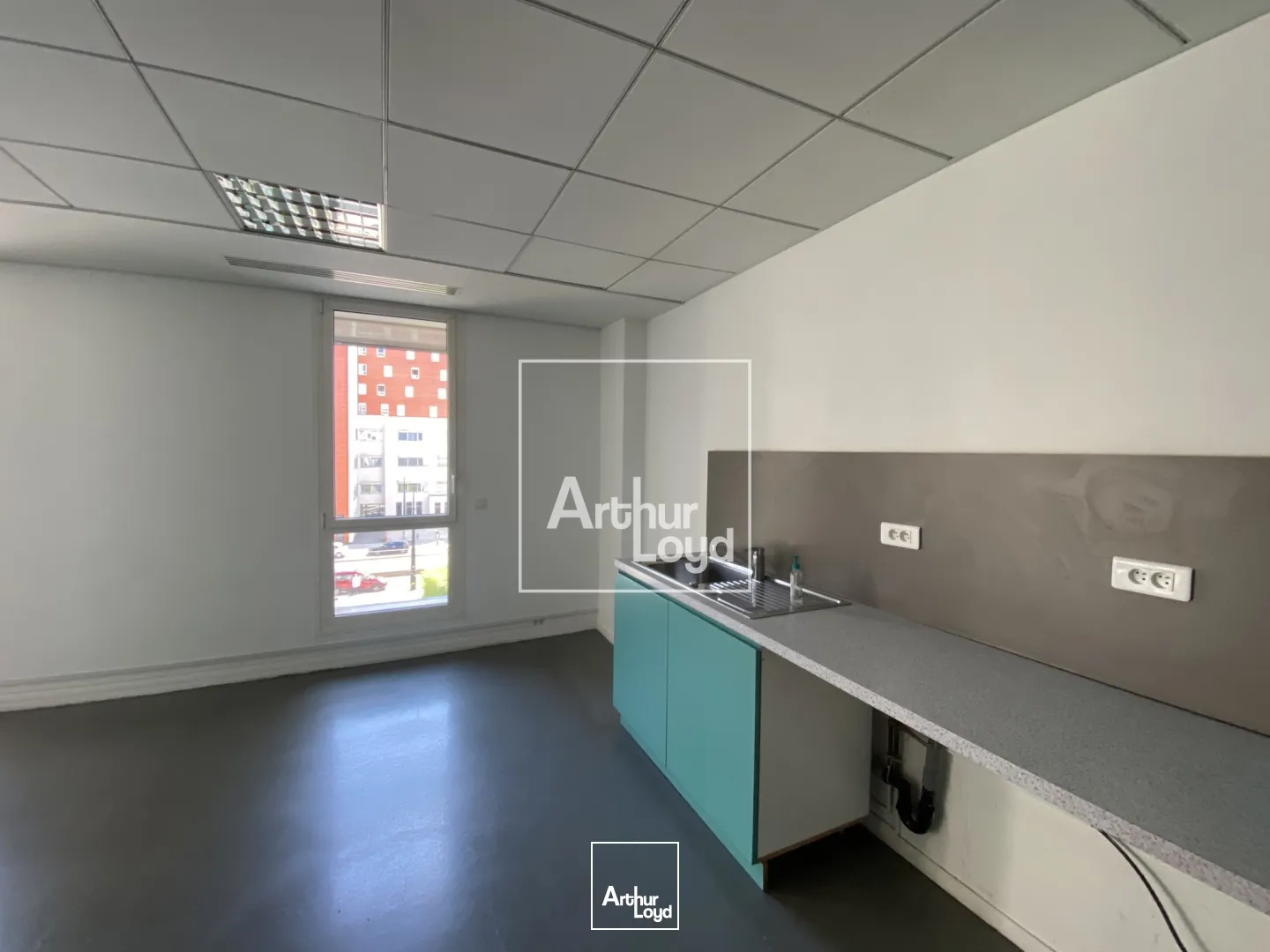 2 BUREAUX A LOUER DE 334 M² - SECTEUR PALAIS DE JUSTICE A GRENOBLE 