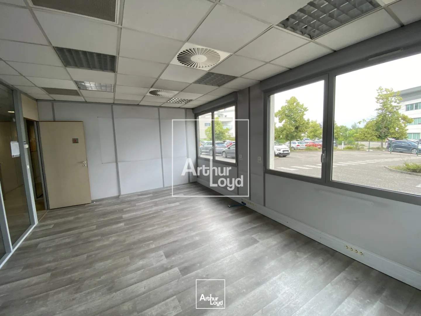 BUREAUX ENTIEREMENT RENOVES - MONTBONNOT