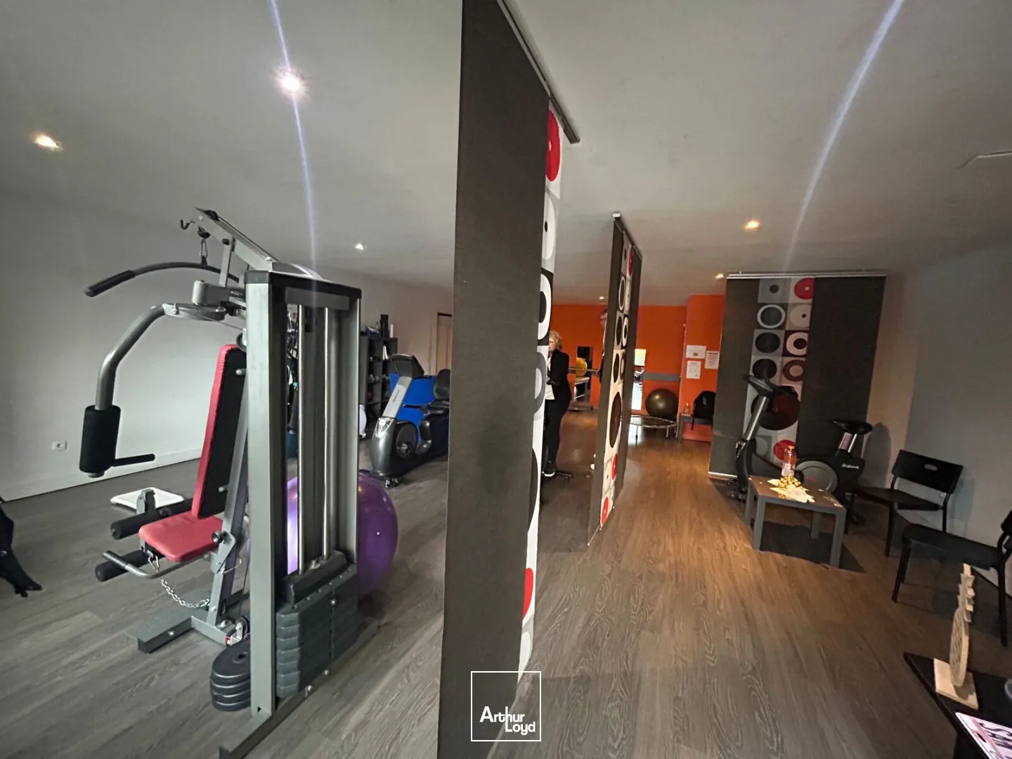 Local commercial de 76 m² avec vitrine visible et stationnement aisé à Roncq