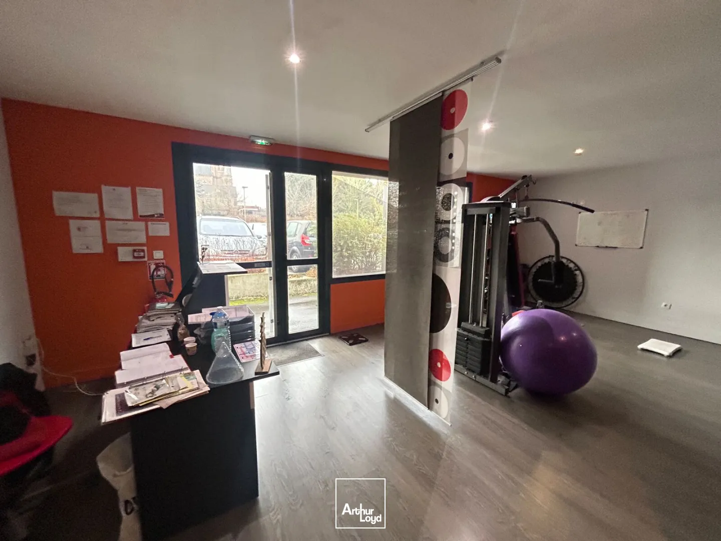 Local commercial de 76 m² avec vitrine visible et stationnement aisé à Roncq