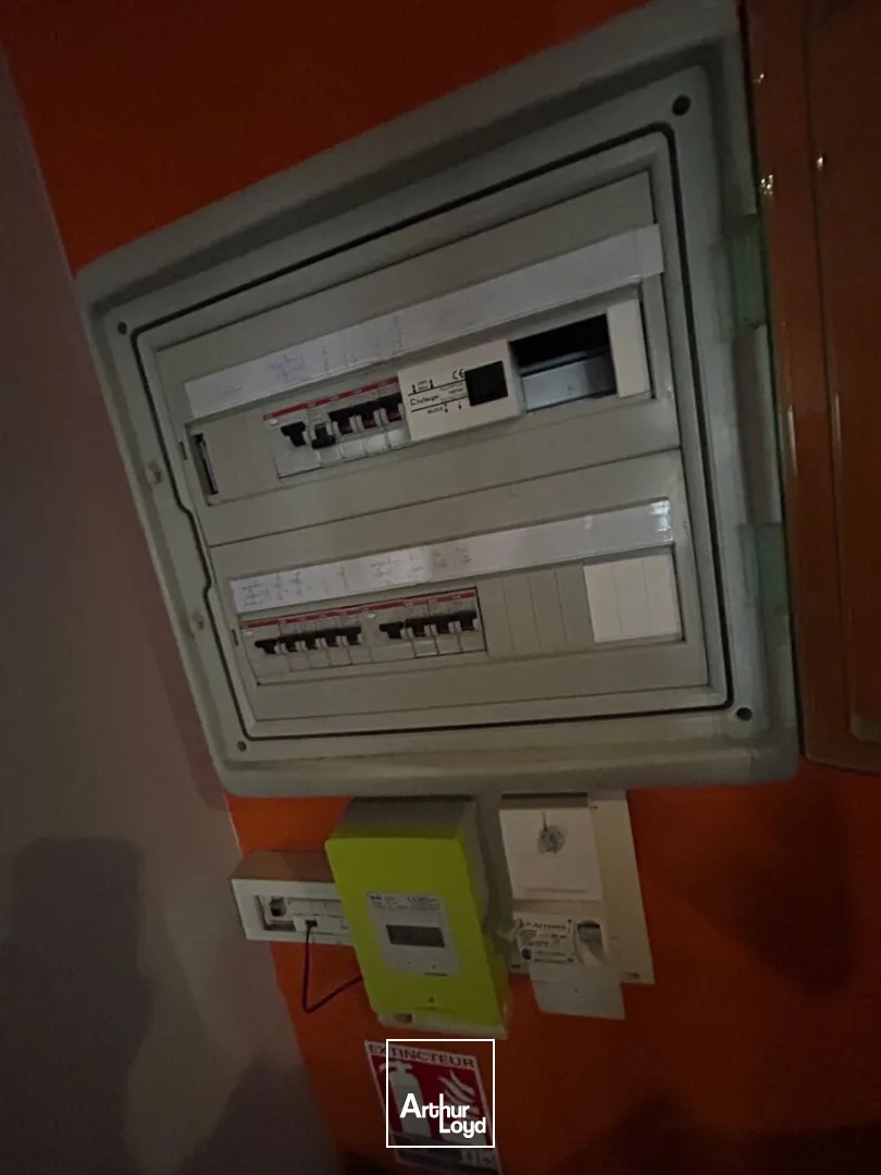 Local commercial de 76 m² avec vitrine visible et stationnement aisé à Roncq