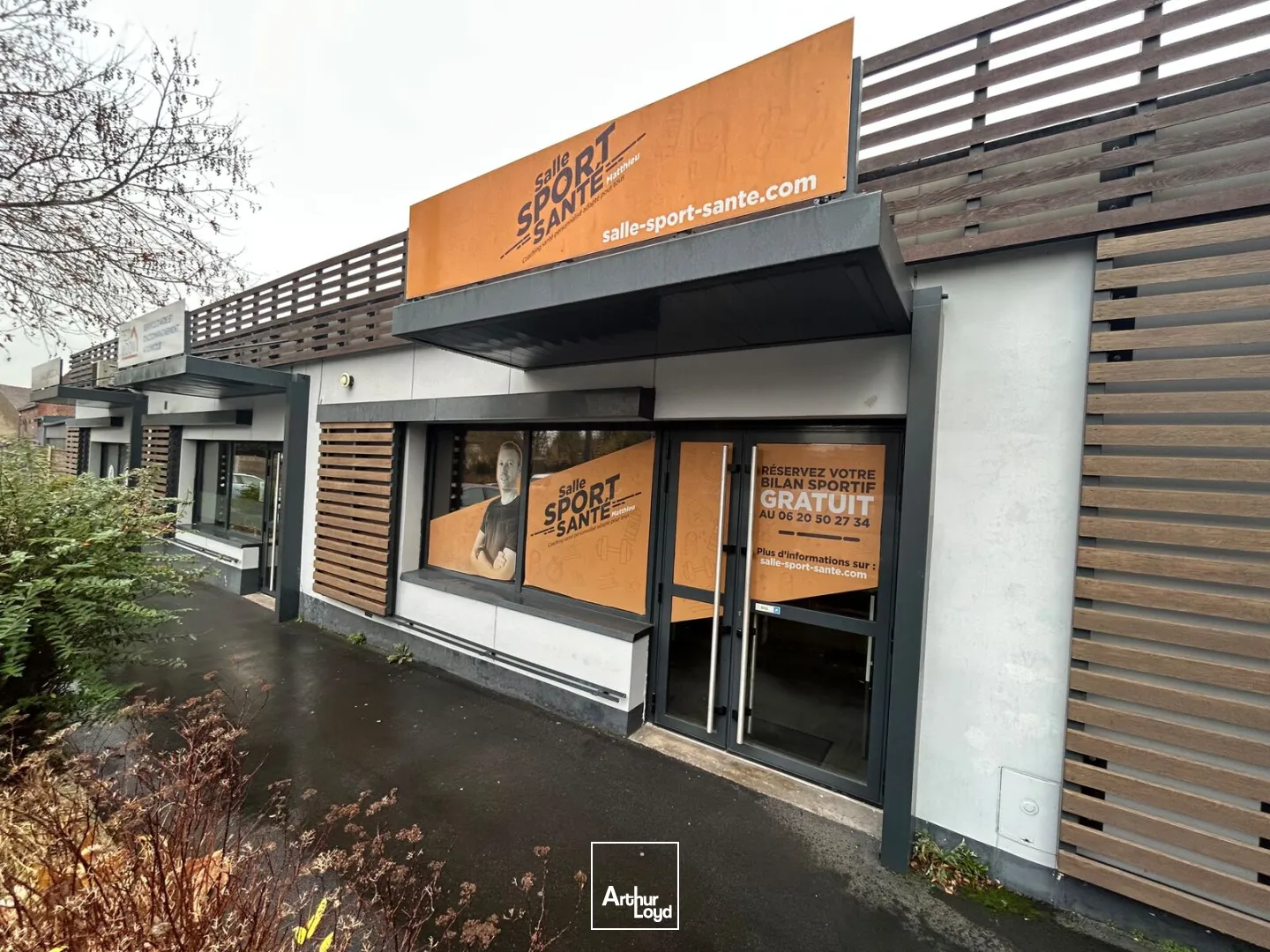 Local commercial de 76 m² avec vitrine visible et stationnement aisé à Roncq