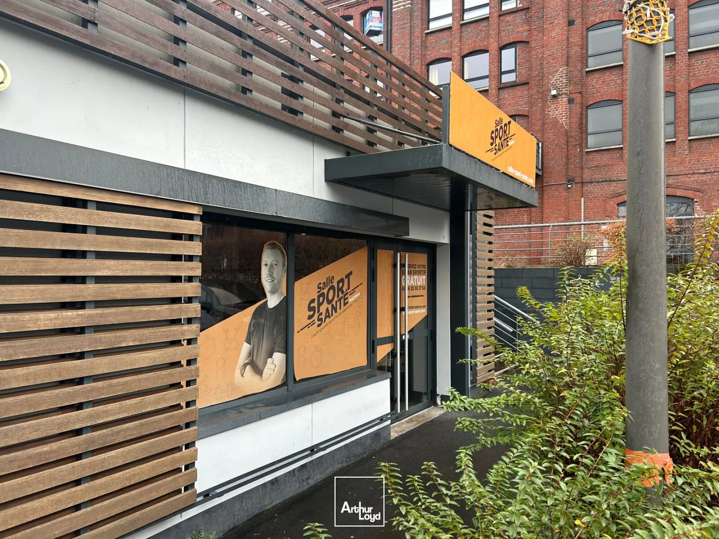 Local commercial de 76 m² avec vitrine visible et stationnement aisé à Roncq