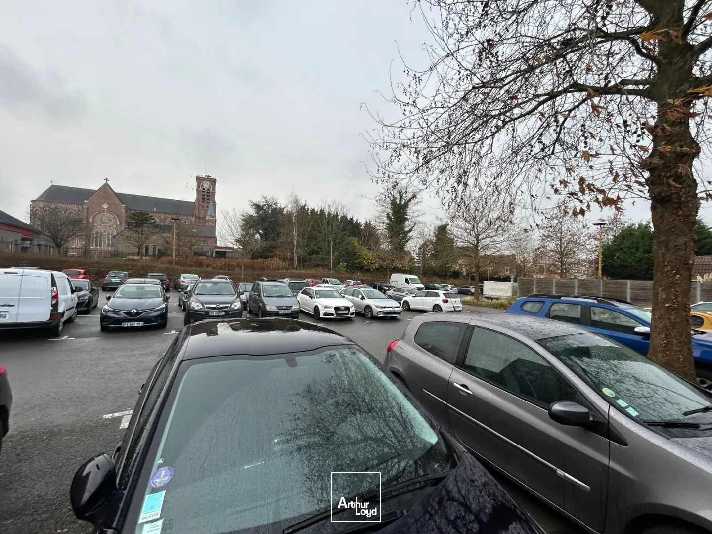 Local commercial de 76 m² avec vitrine visible et stationnement aisé à Roncq