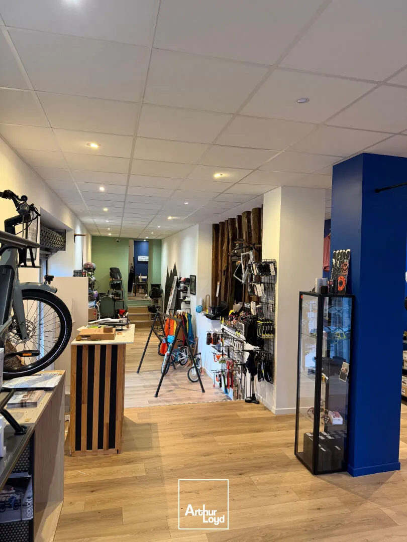 Local commercial d'angle d'environ 109 m² refait à neuf Limoges centre-ville