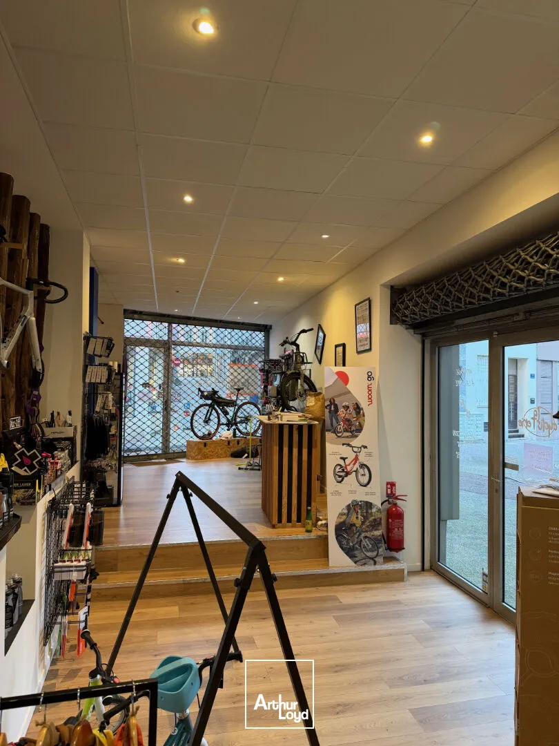 Local commercial d'angle d'environ 109 m² refait à neuf Limoges centre-ville