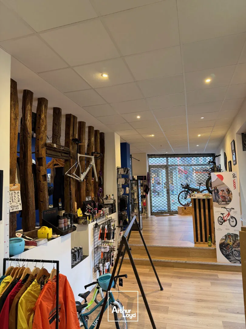 Local commercial d'angle d'environ 109 m² refait à neuf Limoges centre-ville