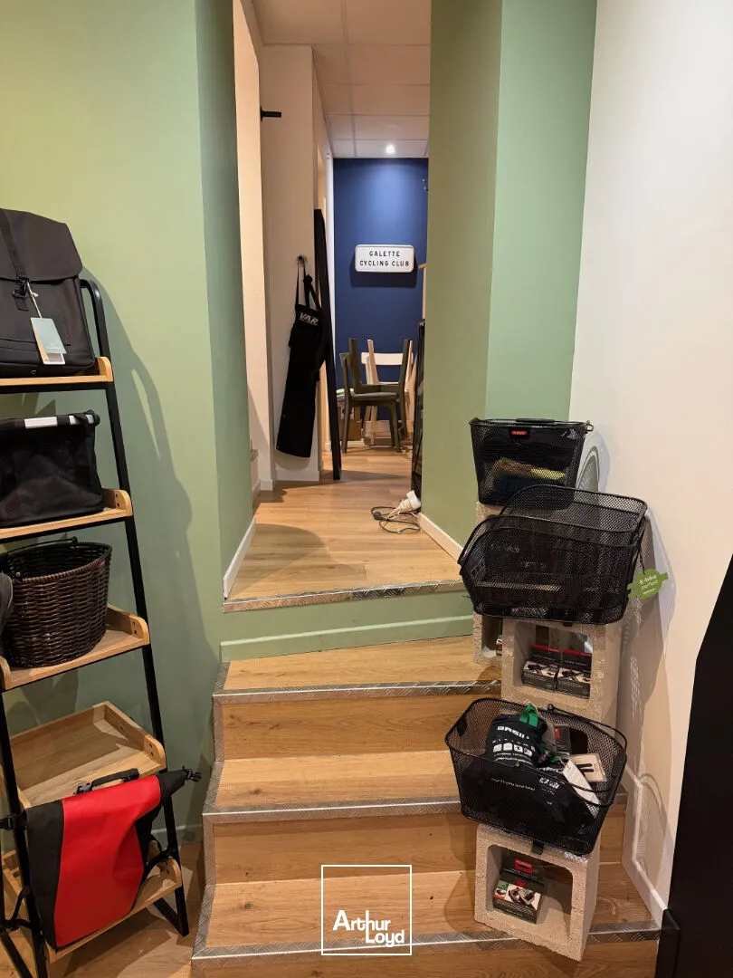 Local commercial d'angle d'environ 109 m² refait à neuf Limoges centre-ville