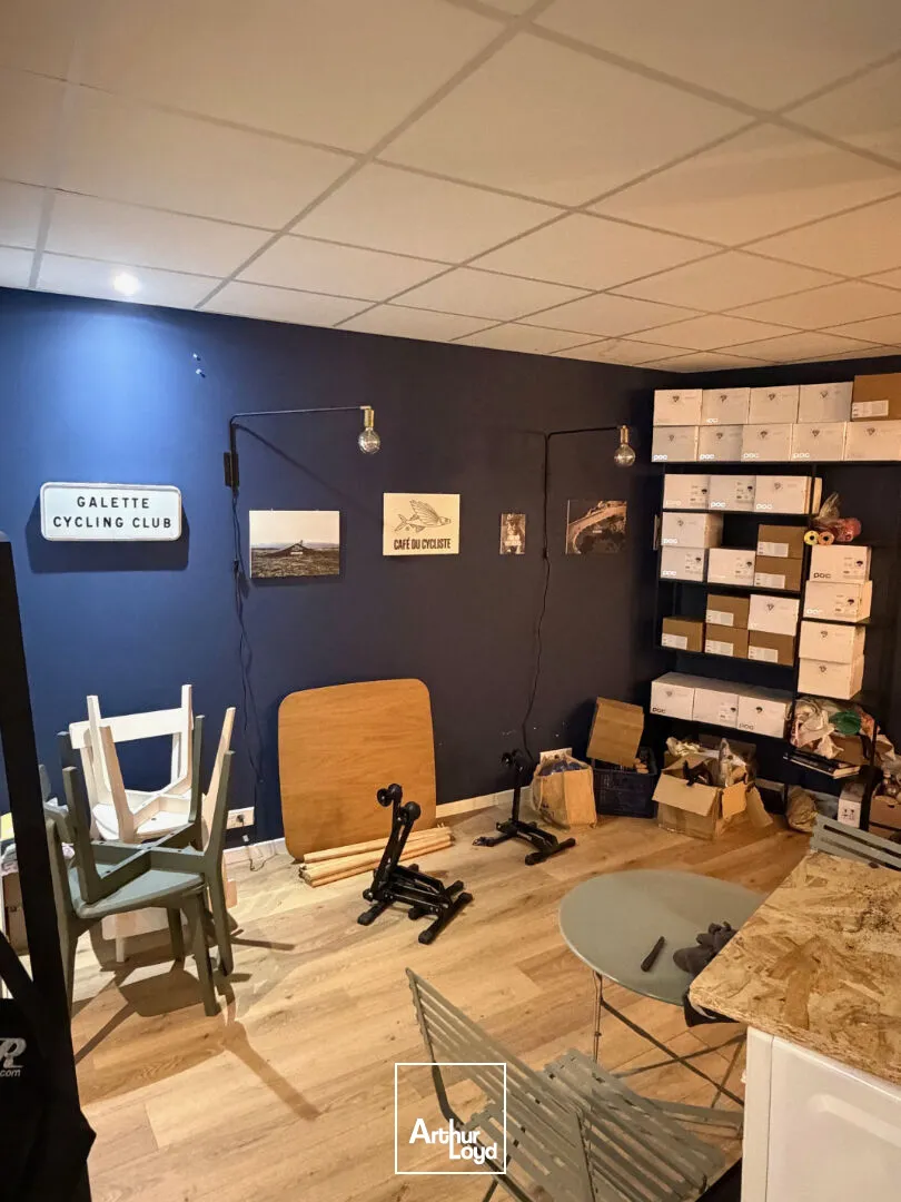 Local commercial d'angle d'environ 109 m² refait à neuf Limoges centre-ville