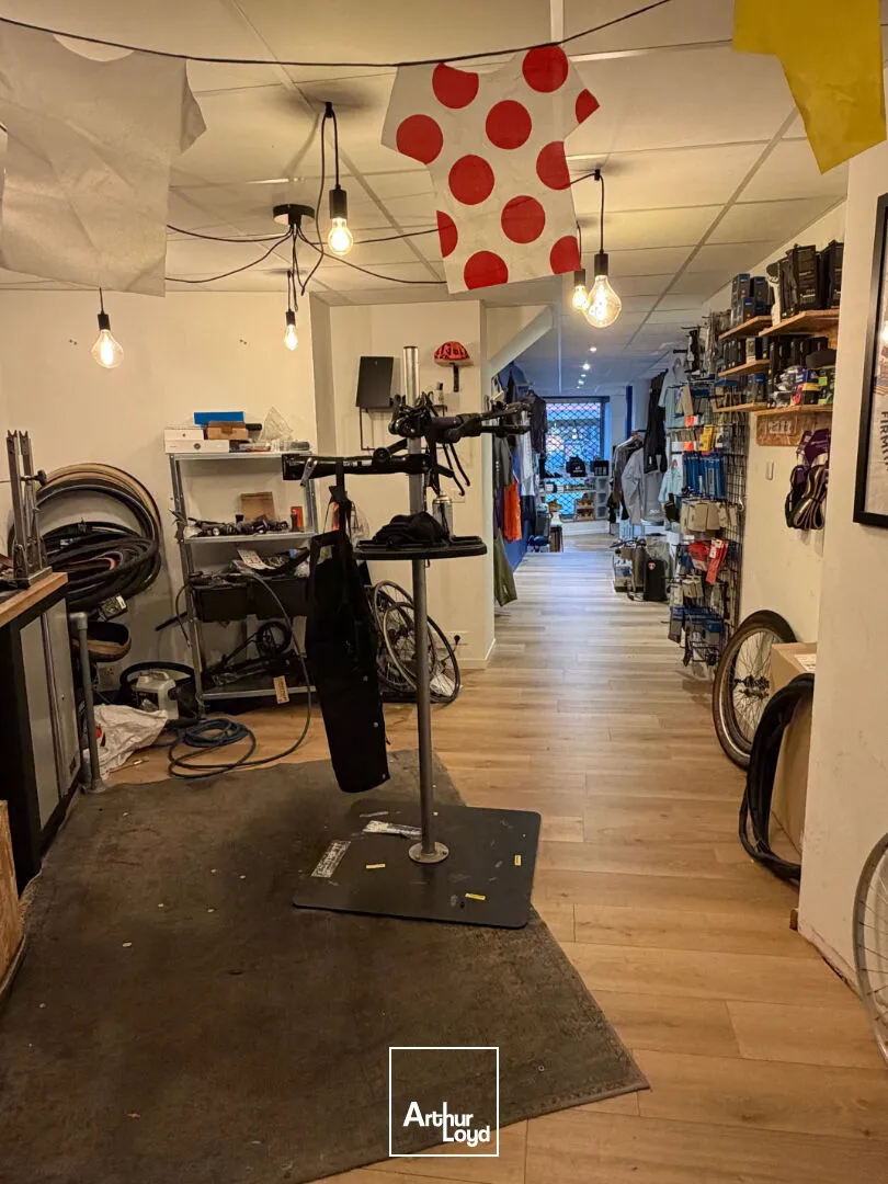 Local commercial d'angle d'environ 109 m² refait à neuf Limoges centre-ville