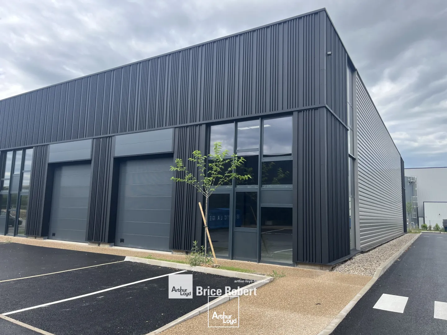 à louer - cellules d'activités - avec parking - Trévoux
