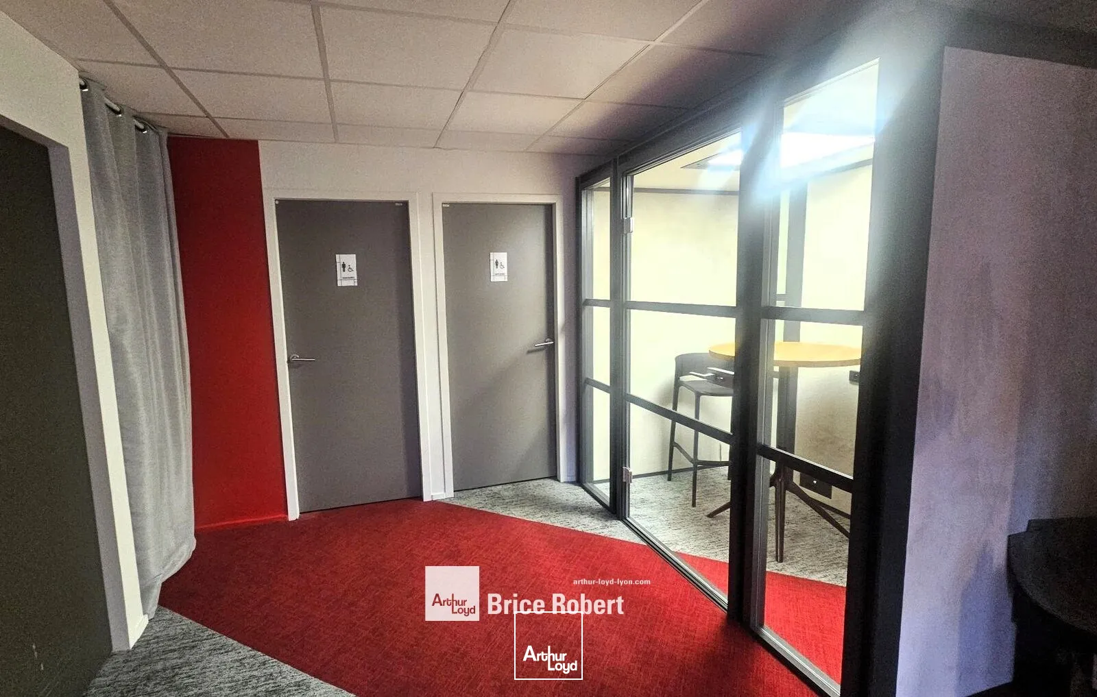 A louer - LE PATIO - Bureaux en bon état - Villeurbanne 