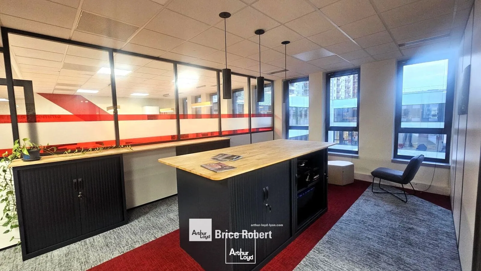 A louer - LE PATIO - Bureaux en bon état - Villeurbanne 