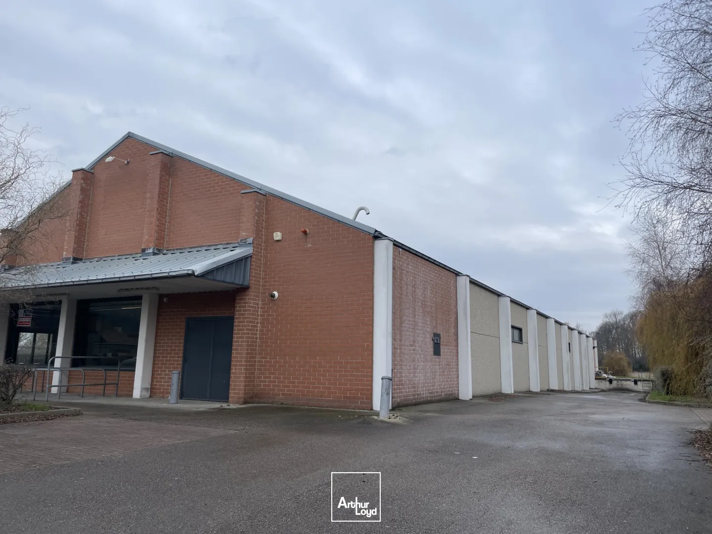 Local commercial spacieux à louer ou à vendre - Fort potentiel commercial à Gamaches