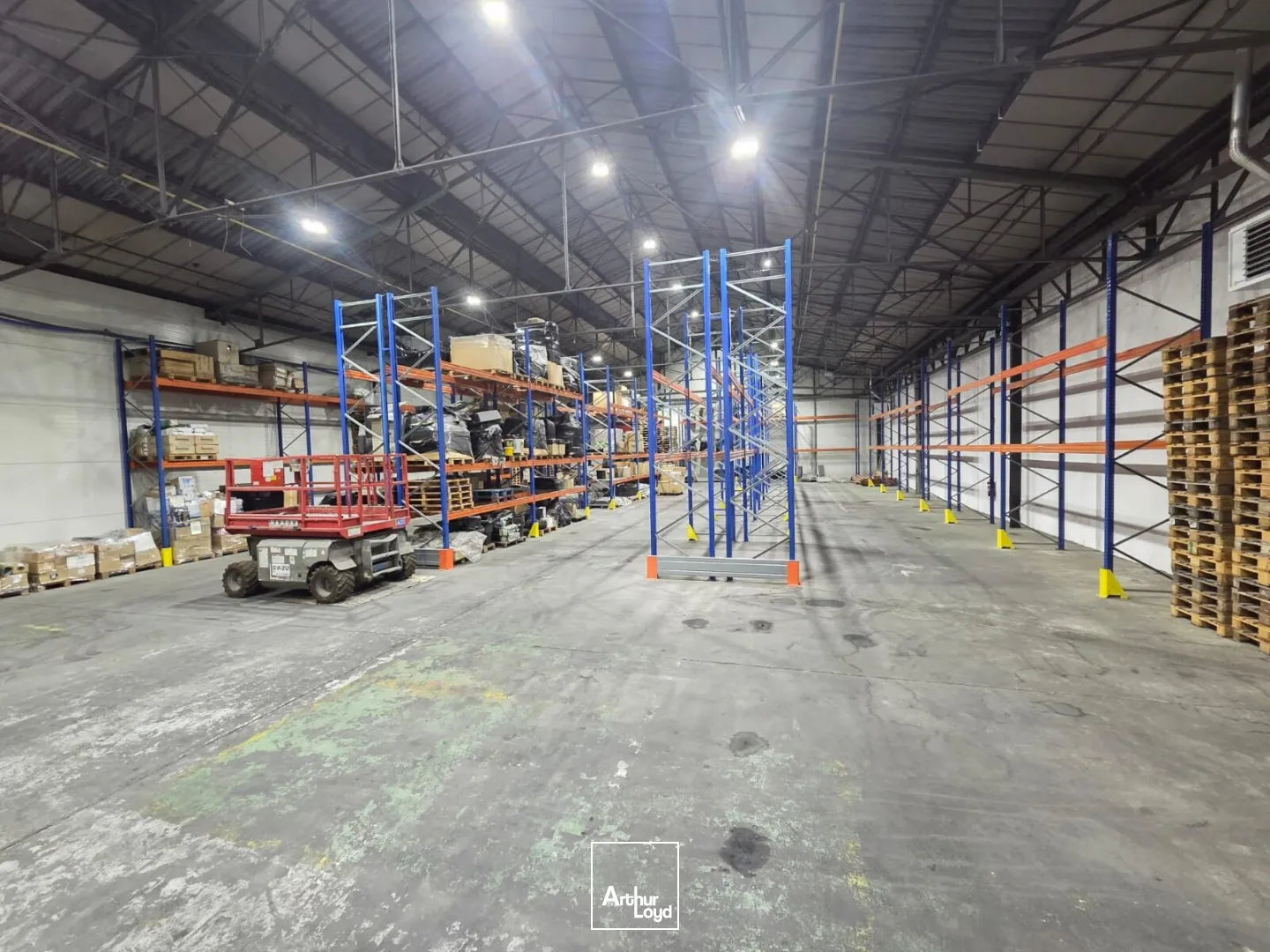 LOCATION - ACTIVITES - MONTATAIRE - 820 M2