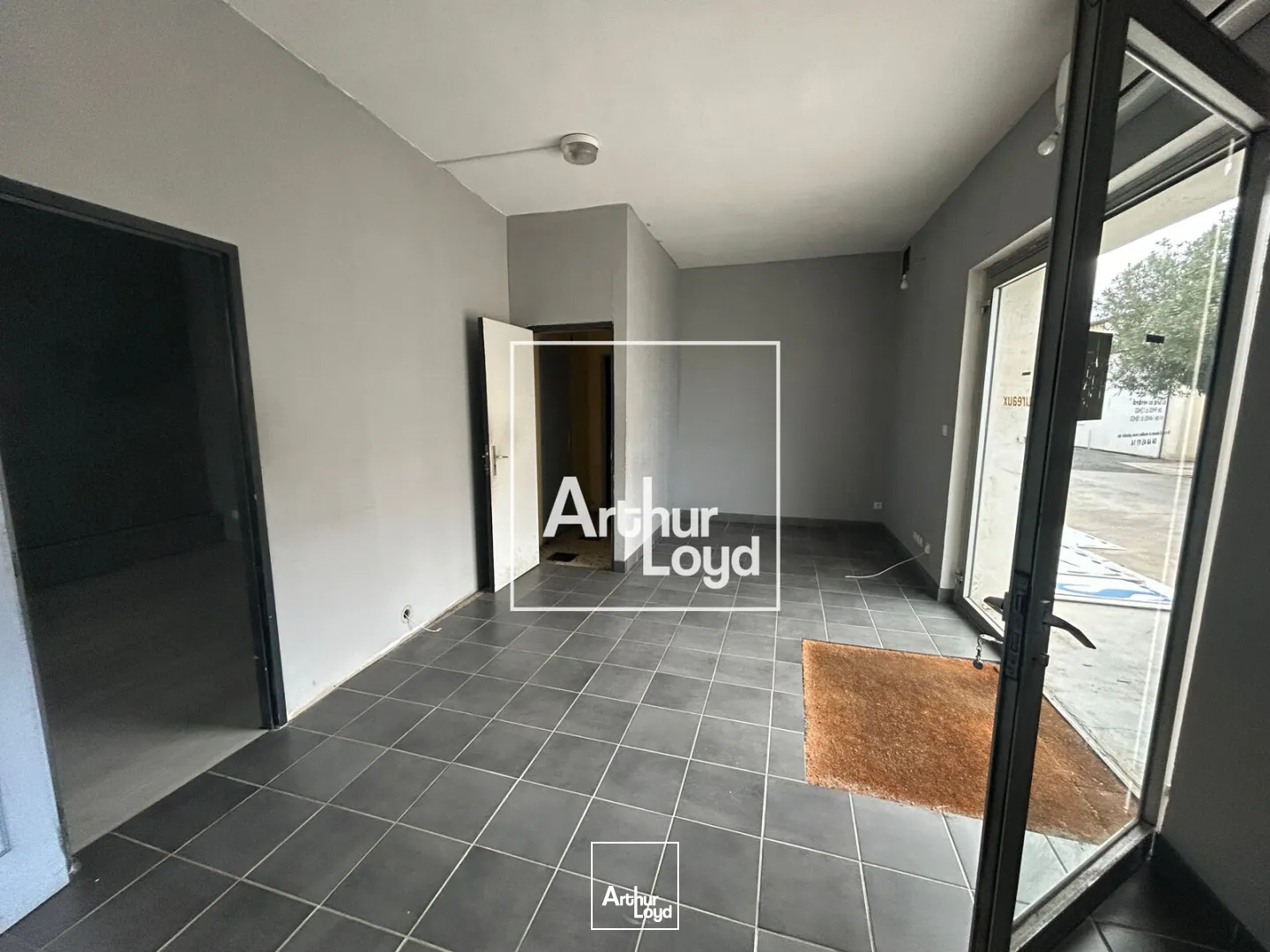 Locaux commercial avec terrain - A Vendre - Narbonne proche autoroute