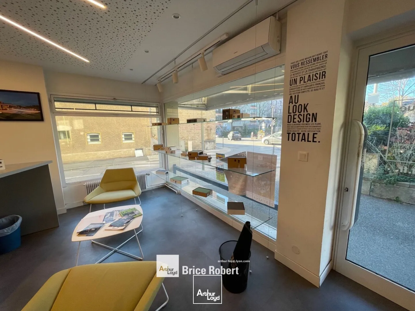 A louer - Local commercial angle de Rue - Champagne au Mont d'Or