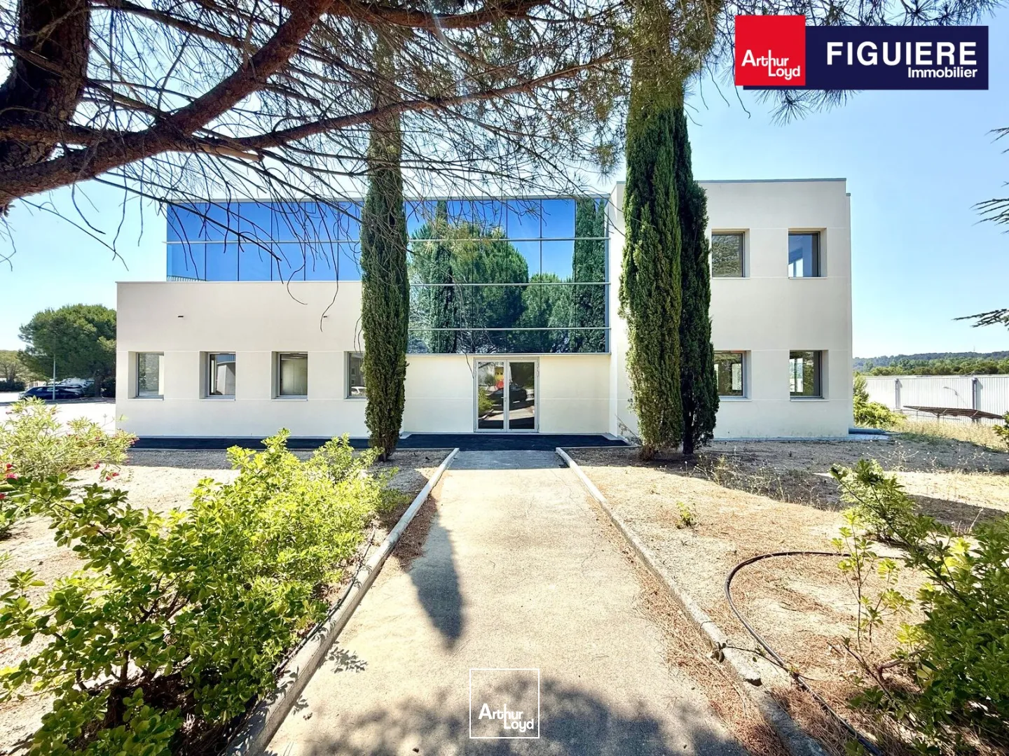 Immeuble de bureaux indépendant et rénové à louer sur le pôle d'activité d'Aix en Provence.