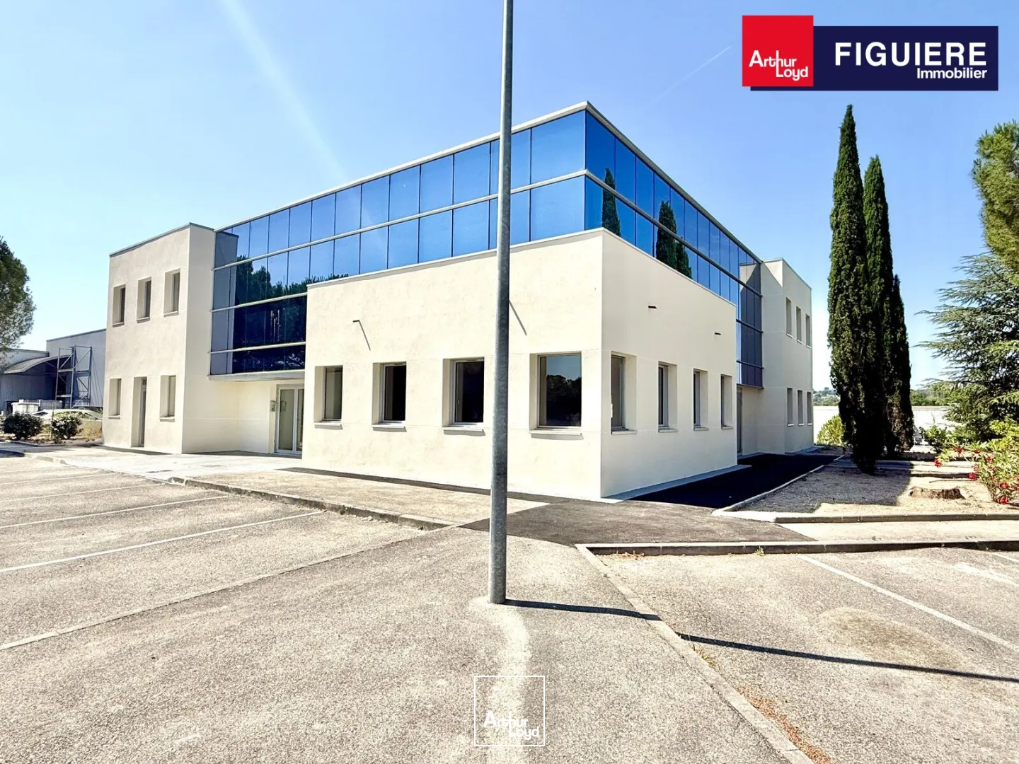 Immeuble de bureaux indépendant et rénové à louer sur le pôle d'activité d'Aix en Provence.