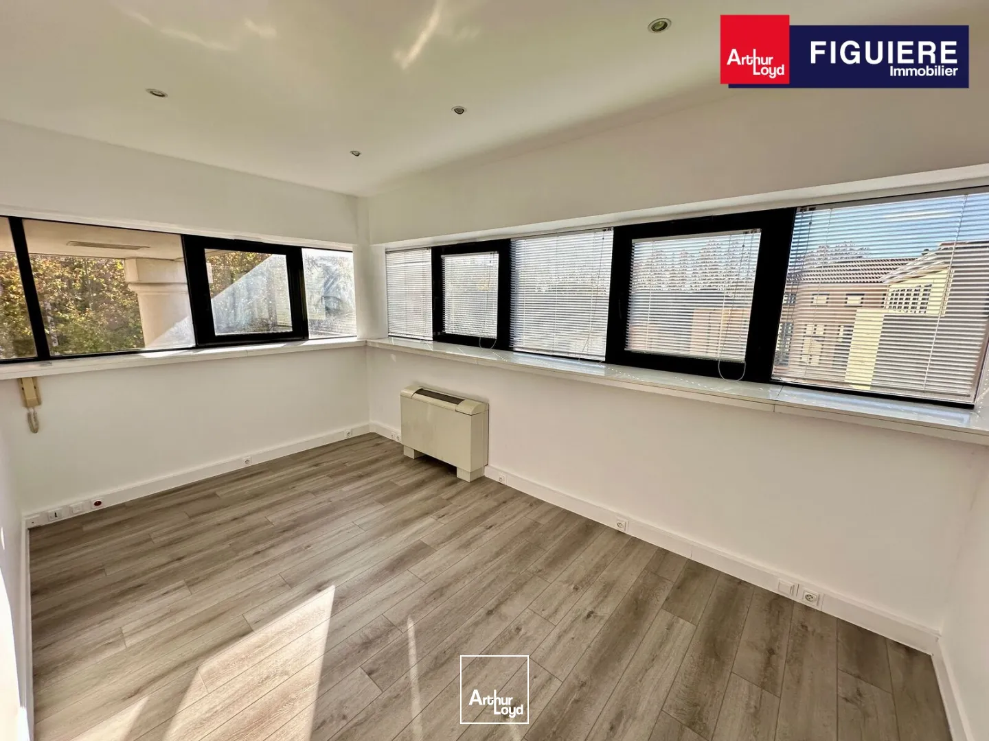 BUREAUX À LOUER EN CENTRE-VILLE AVEC PARKING 