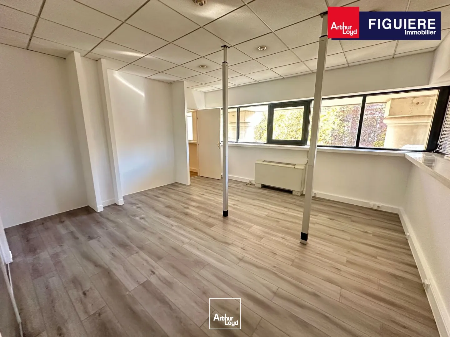 BUREAUX À LOUER EN CENTRE-VILLE AVEC PARKING 